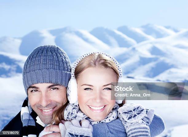 Foto de Casal Feliz Jogando Ao Ar Livre Nas Montanhas De Inverno e mais fotos de stock de Abraçar