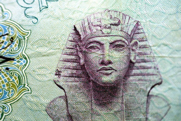 un ritratto del faraone tutankhamon dal dritto di una vecchia banconota egiziana da 1 sterlina - one pound coin coin currency british culture foto e immagini stock