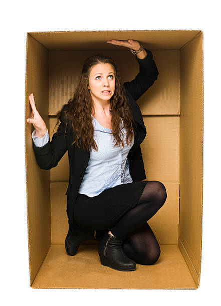 femme dans une boîte carboard - claustrophobic photos et images de collection