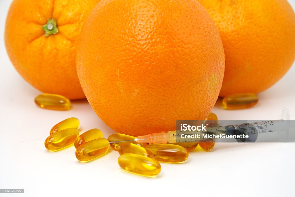 Orange mit gel-Kapsel Tabletten und Spritze - Lizenzfrei Alternative Medizin Stock-Foto