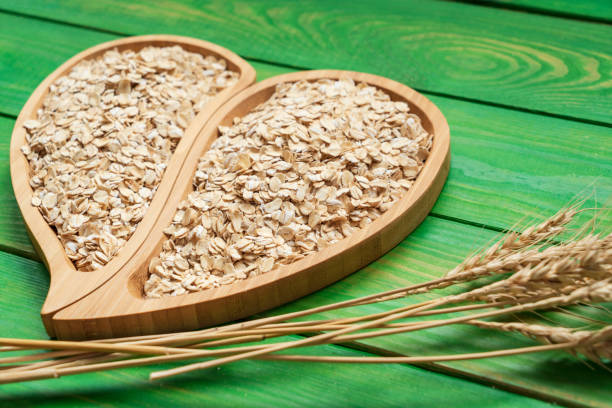 haferflocken - oatmeal oat heart shape rolled oats stock-fotos und bilder