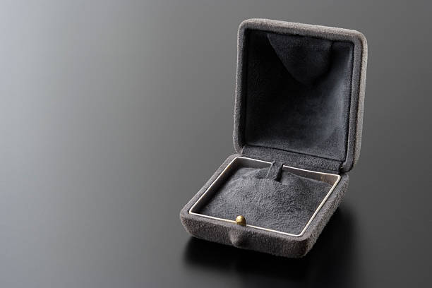 koppel zingen Kluisje Empty Jewelry Gift Box On Black Table With Copy Space Stock Photo - Download Image Now - iStock koppel zingen Kluisje Empty Jewelry Gift Box On Black Table With Copy Space Stock Photo - Download Image Now - iStock