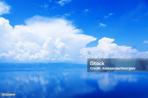 Cumulus Chmury Nad Jezioro - zdjęcia stockowe i więcej obrazów Idylliczny - Idylliczny, Jezioro, Bez ludzi