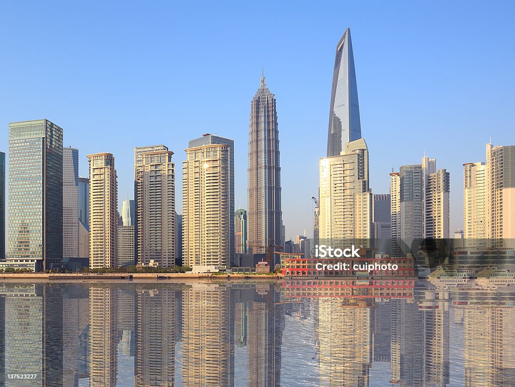 Edificios de Shanghai Pudong - Foto de stock de Agua libre de derechos