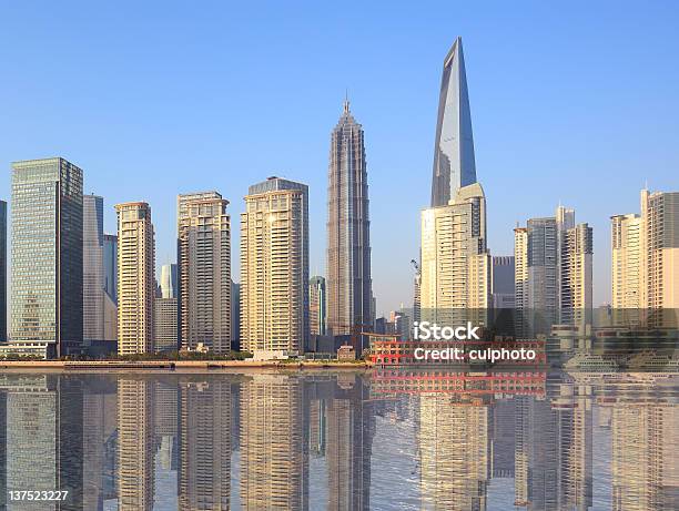 Edificios De Shanghai Pudong Foto de stock y más banco de imágenes de Agua - Agua, Aire libre, Arquitectura