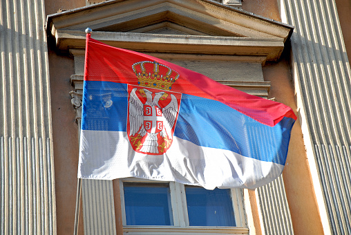 Bandera estatal de la República de Serbia en el edificio de la Universidad en la ciudad de Nis, Serbia photo