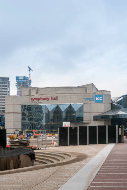 symphony hall, birmingham, großbritannien - international convention center stock-fotos und bilder