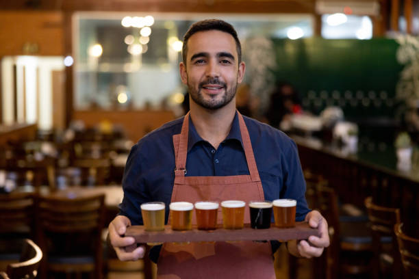 brewmaster segurando um sampler de cervejas em sua cervejaria - comidas e bebidas artesanais - fotografias e filmes do acervo