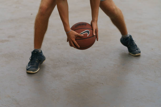 alguien juega al baloncesto en la calle - basketball basketball player shoe sports clothing fotografías e imágenes de stock