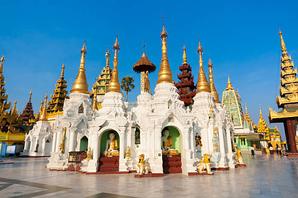 stupas в пагода шведагон - yangon стоковые фото и изображения