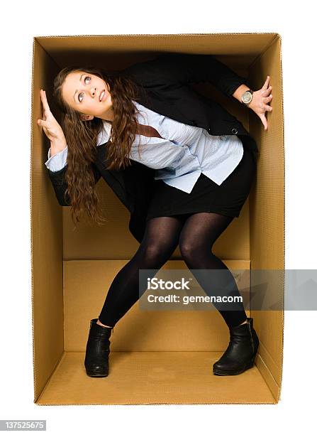 Mujer En Una Caja Carboard Foto de stock y más banco de imágenes de Personas - Personas, Una persona, Estrecho - Descripción física