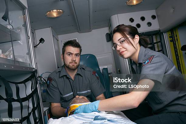 Photo libre de droit de Auxiliaires Médicaux En Ambulance banque d'images et plus d'images libres de droit de Accident bénin - Accident bénin, Accident et désastre, Adulte