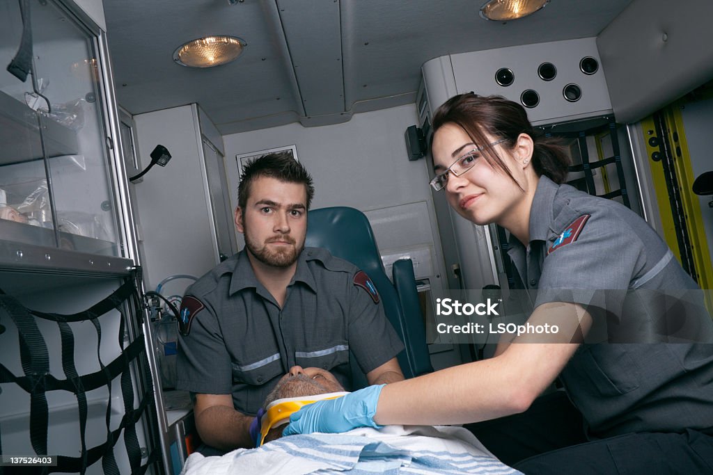 Paramedics in ambulanza - Foto stock royalty-free di Adulto