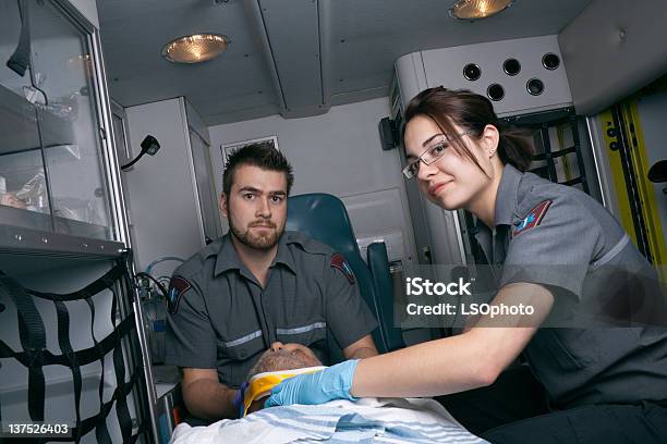 Paramedics In Ambulanza - Fotografie stock e altre immagini di Adulto - Adulto, Ambulanza, Assistenza