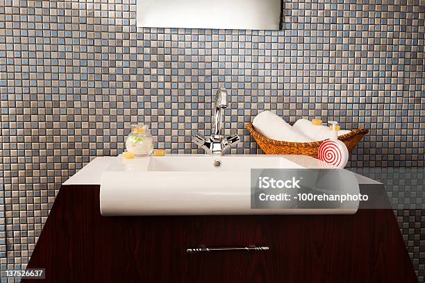 Lavabo In Bagno Moderno - Fotografie stock e altre immagini di Ambientazione interna - Ambientazione interna, Appartamento, Architettura