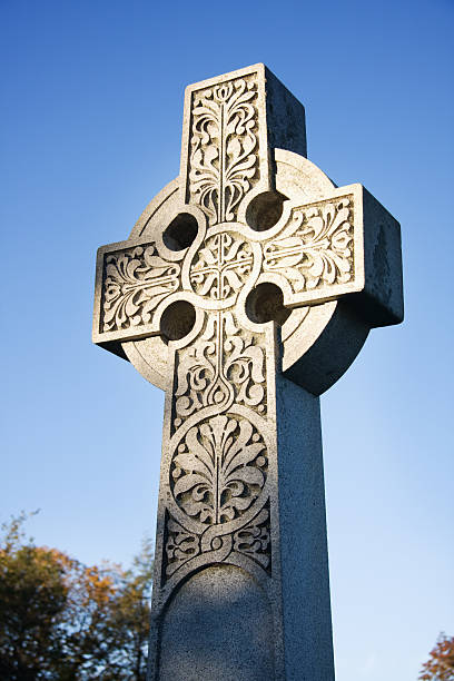 кельтский крест - celtic cross cross shape blue vertical стоковые фото и изображения