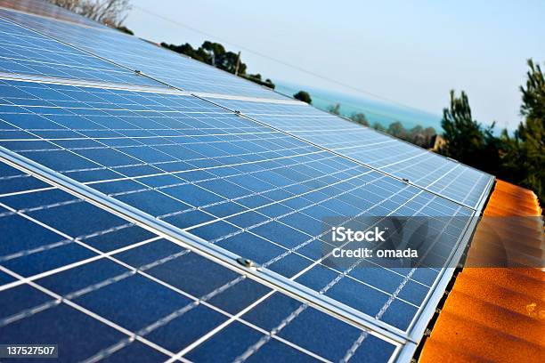 Sonnenkollektoren Auf Dem Dach Stockfoto und mehr Bilder von Sonnenkollektor - Sonnenkollektor, Dachziegel, Blau