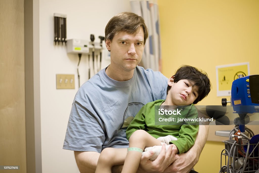 Medo de pai segurando o filho no hospital para doentes, portadores de necessidades especiais - Foto de stock de Tristeza royalty-free