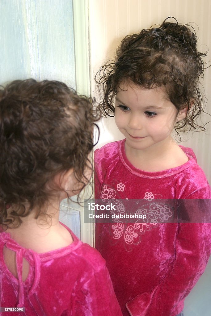 Dziewczynka patrzy w lustro - Zbiór zdjęć royalty-free (4 - 5 lat)