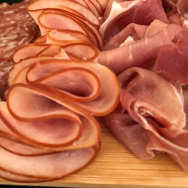 salumi in tavola - delicatessen meat cold cuts chopped foto e immagini stock