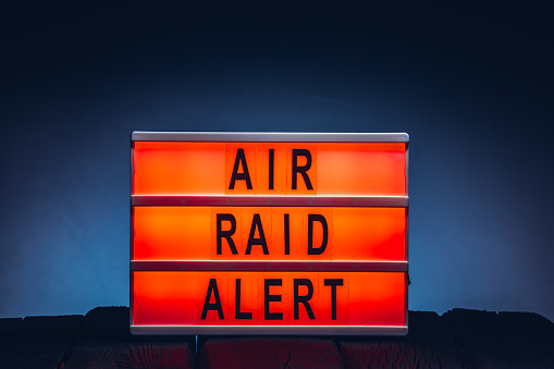 Palabras de alerta de ataque aéreo en lightbox photo