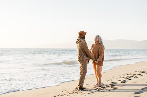 Foto mujer con vestido blanco parada en la playa durante el día – Imagen Naturaleza gratis en Unsplash Foto mujer con vestido blanco parada en la playa durante el día – Imagen Naturaleza gratis en Unsplash
