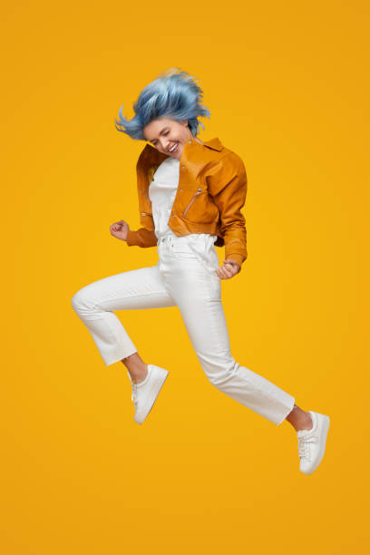 mulher hipster feliz em roupa da moda saltando alto - jumping people - fotografias e filmes do acervo