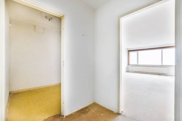 istock A mind-blowing corridor with two open doors 1375457696