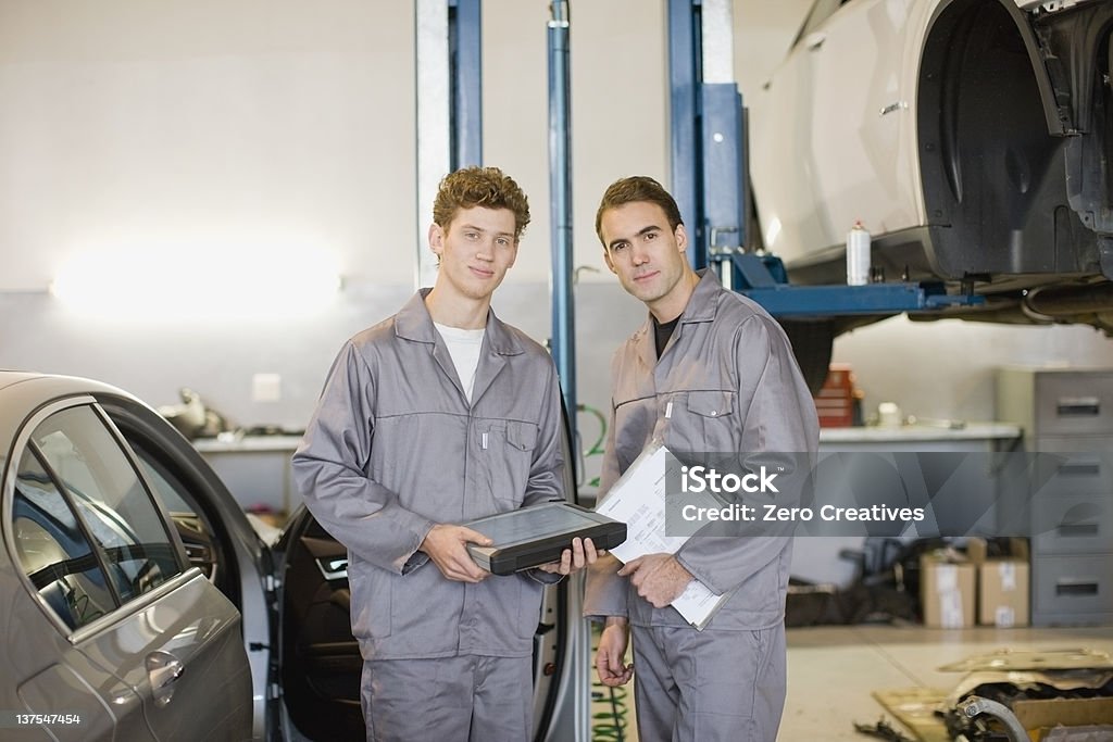 Mechanik Arbeiten in der garage - Lizenzfrei Automechaniker Stock-Foto