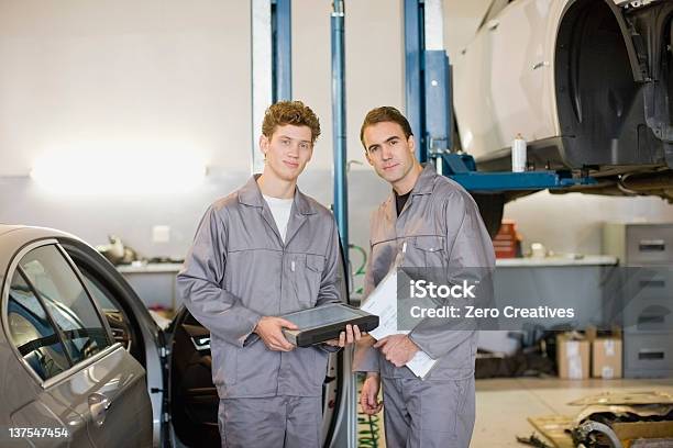 Mechanik Arbeiten In Der Garage Stockfoto und mehr Bilder von Automechaniker - Automechaniker, Zwei Personen, Autowerkstatt