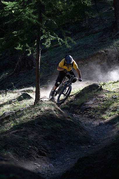 pista de terra mountain biker em - mountain biking cycling action bicycle - fotografias e filmes do acervo