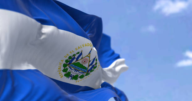 particolare della bandiera nazionale di el salvador che sventola nel vento in una giornata limpida - salvadoran flag foto e immagini stock