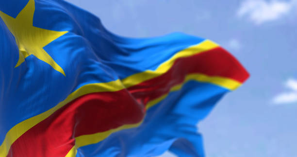 particolare della bandiera nazionale della repubblica democratica del congo che sventola al vento in una giornata limpida - congolese flag foto e immagini stock