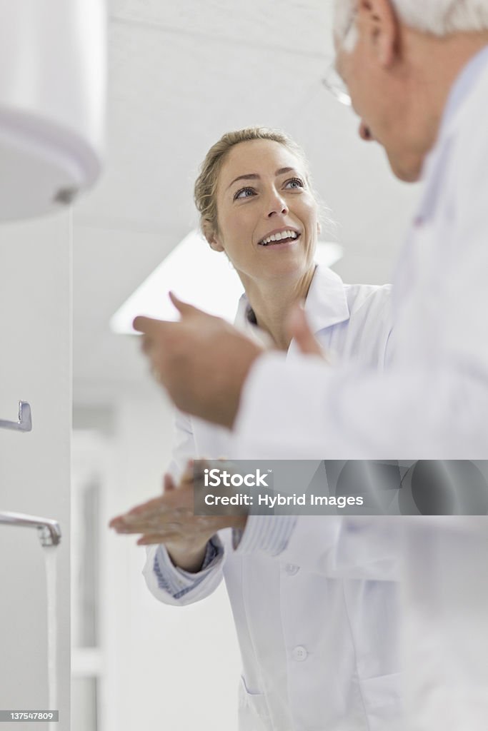 Wissenschaftler sprechen in pathology lab - Lizenzfrei Labor Stock-Foto