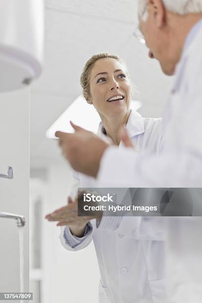 Wissenschaftler Sprechen In Pathology Lab Stockfoto und mehr Bilder von Labor - Labor, Wissenschaftsberuf, Krankenhaus