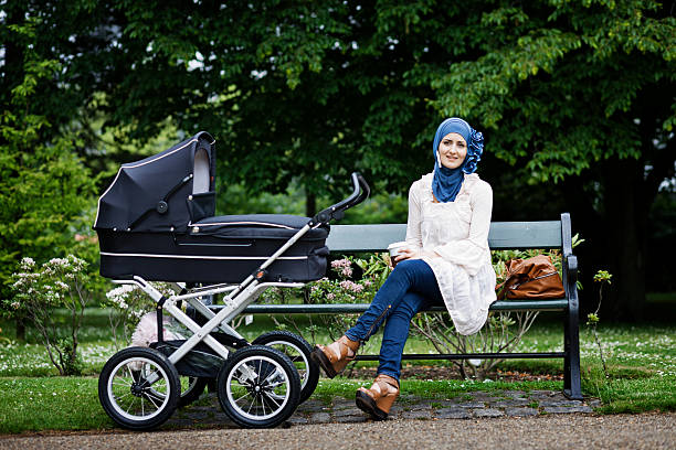 mulher com lenço com carrinho de bebê no parque - arab style audio - fotografias e filmes do acervo