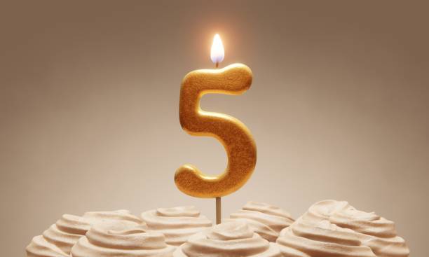5 번째 생일 또는 기념일 축하. 중립적 인 색조의 장식과 케이크에 빛 황금 번호 촛불. 3d 렌더링 - fifth birthday 뉴스 사진 이미지