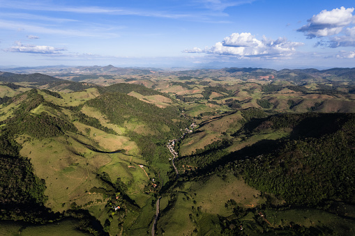 Vista aérea de un pequeño pueblo rural en Minas Gerais photo