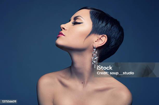 Sinnliche Dame Mit Diamant Ohrring Stockfoto und mehr Bilder von Model - Model, Profil, Diamant
