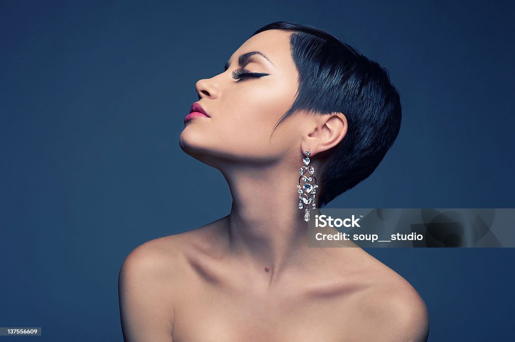Dame sensuelle avec boucle d'oreille diamant - Photo de Mannequin - Métier libre de droits