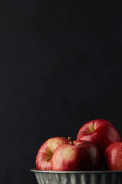 フルート皿に並べられた赤いリンゴのコレクションを持つ静物 - apple gala apple fuji apple fruit ストックフォトと画像