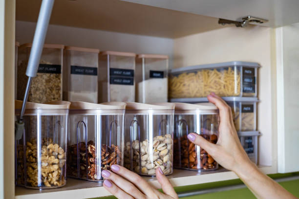 domowa organizacja przechowywania zdrowej wegetariańskiej suchej żywności na półce w szafce kuchennej - glazed almond nut sugar zdjęcia i obrazy z banku zdjęć