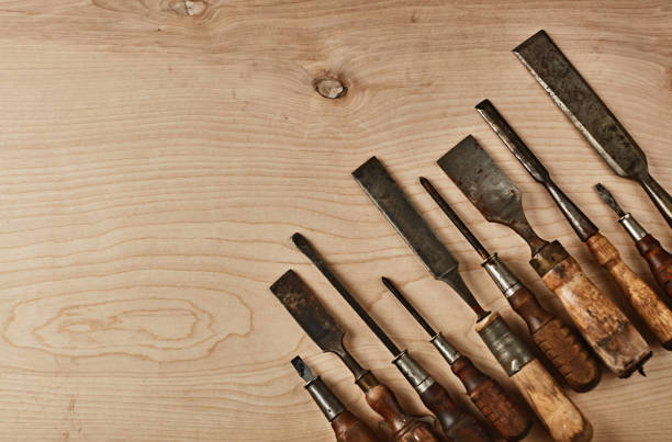 ferramentas vintage e antigas em uma mesa de pinheiro com espaço para texto - wood old weathered copy space - fotografias e filmes do acervo