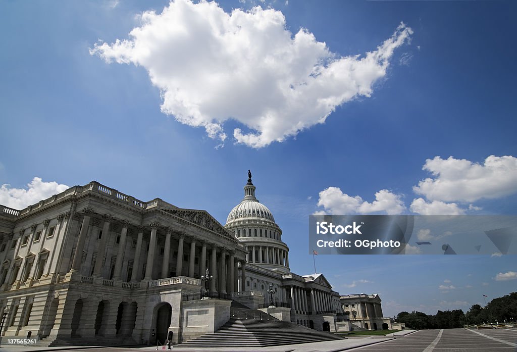Front Fachada del edificio del Capitolio de los Estados Unidos - Foto de stock de Patio de Edificio libre de derechos