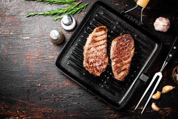 aromatic grilled steak in a frying pan. - top sirloin imagens e fotografias de stock