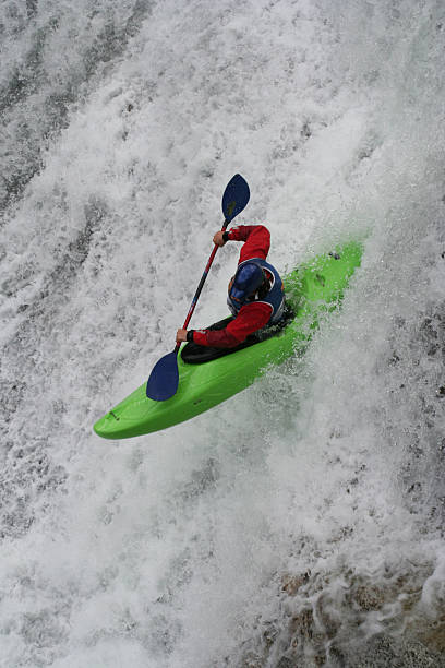 каякер - white water atlanta kayak rapid kayaking стоковые фото и изображения