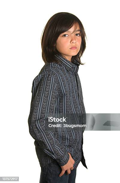 Niño Atractivo Modelo Con Cabello Largo De Pie Foto de stock y más banco de imágenes de 10-11 años - 10-11 años, Bien parecido, Bien vestido