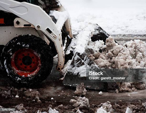 Foto de Limpador De Neve Limpar Pavimento Durante A Tempestade De Inverno e mais fotos de stock de 4x4