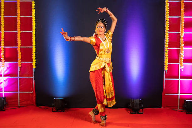 Full shot of Bharatnatyam dancer performing on stage - conept of professional artist, Indian traditional dance and culture Full shot of Bharatanatyam dancer performing on stage - conapt of professional artist, Indian traditional dance and culture. bharatanatyam dancing stock pictures, royalty-free photos & images