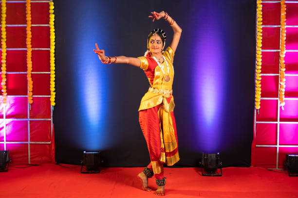 pełne ujęcie tancerza bharatnatyam występującego na scenie - konnept profesjonalnego artysty, indyjskiego tradycyjnego tańca i kultury - bharatanatyam zdjęcia i obrazy z banku zdjęć